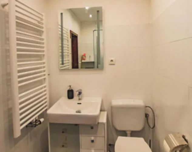 Moderne In City - Fusslaeufig Zum Rhein 新维德